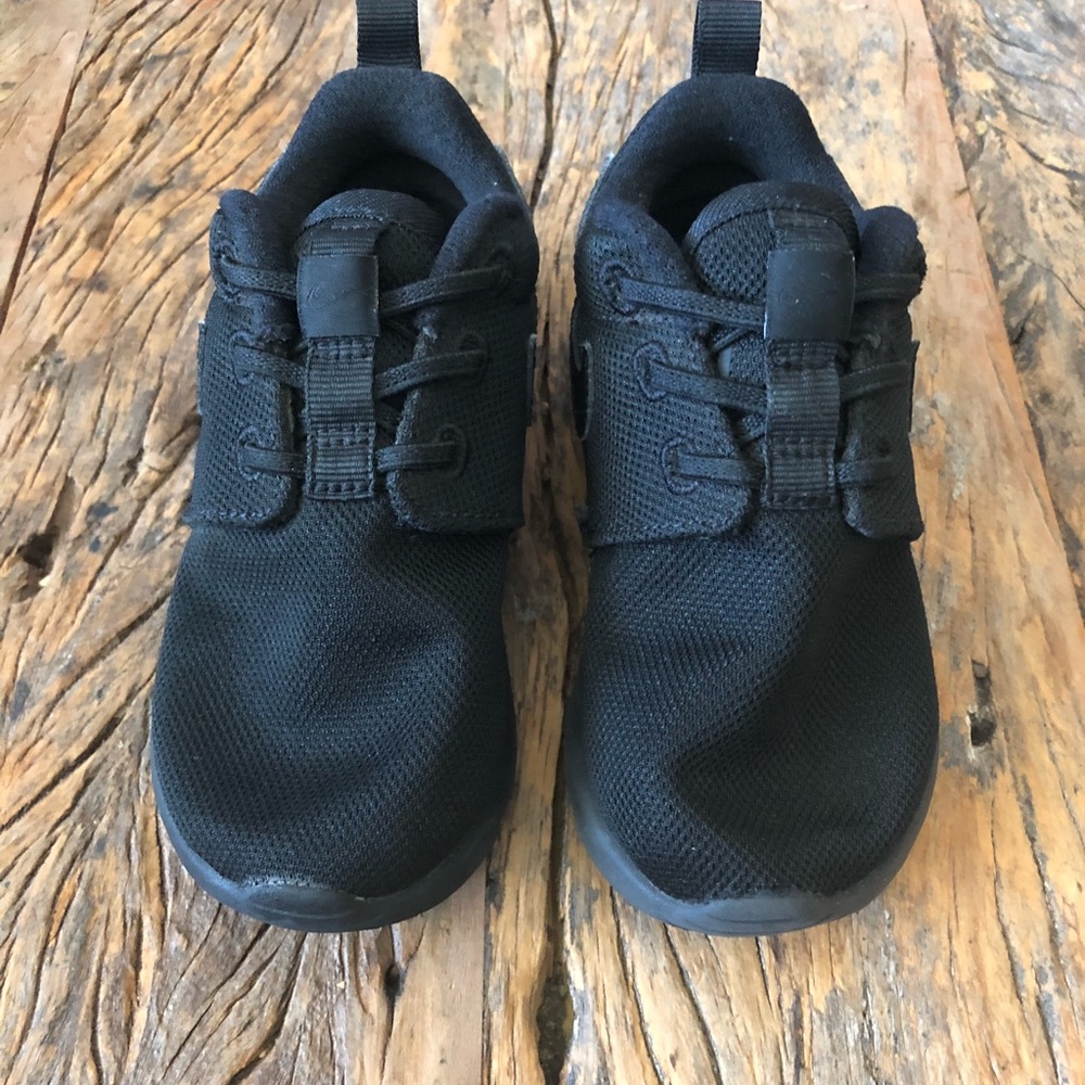 Toddler Nike Roshes. Rarely worn.